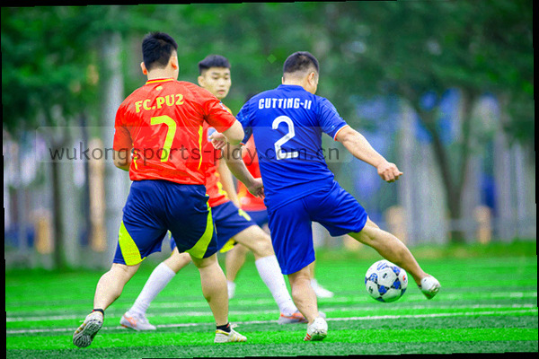 信封图标叠加在运动赛事数据背景上